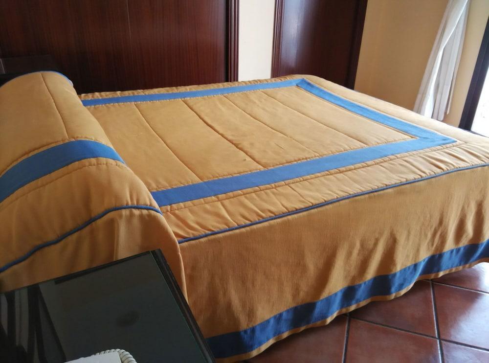 Hotel Calderon Cenes De La Vega Bagian luar foto