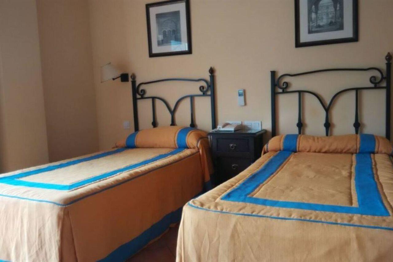 Hotel Calderon Cenes De La Vega Bagian luar foto
