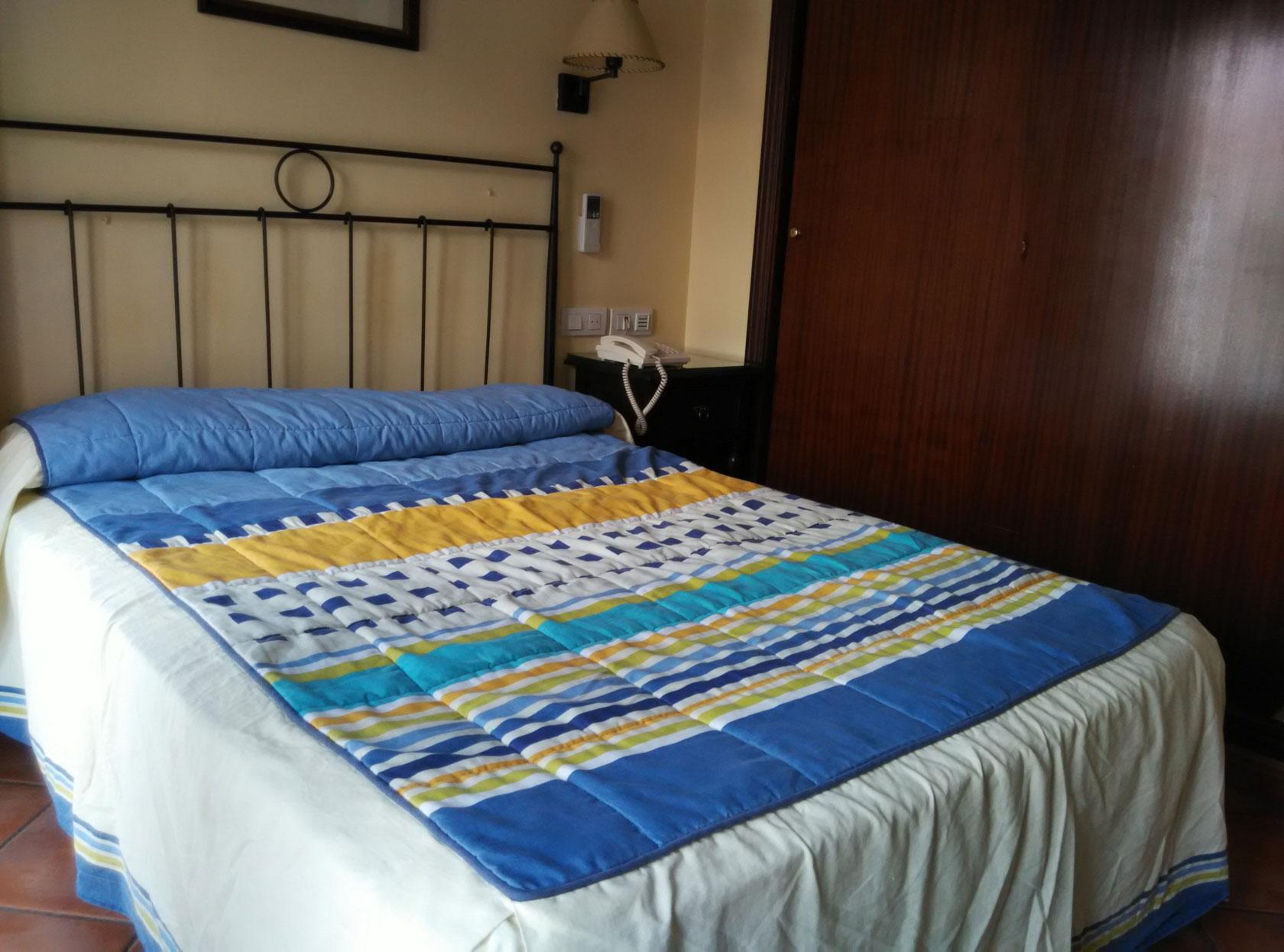 Hotel Calderon Cenes De La Vega Bagian luar foto