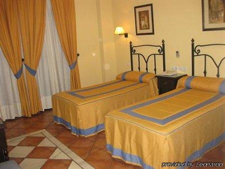Hotel Calderon Cenes De La Vega Bagian luar foto
