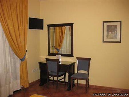 Hotel Calderon Cenes De La Vega Bagian luar foto